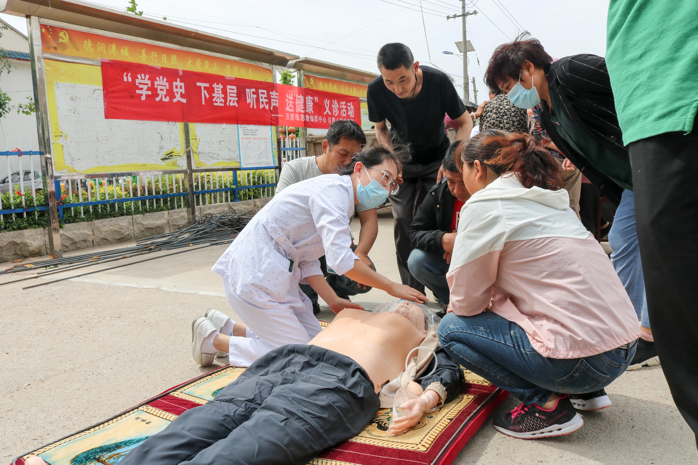 日照心醫(yī)與市急救指揮中心聯(lián)合舉辦“學(xué)黨史 下基層 聽民聲 送健康”義診